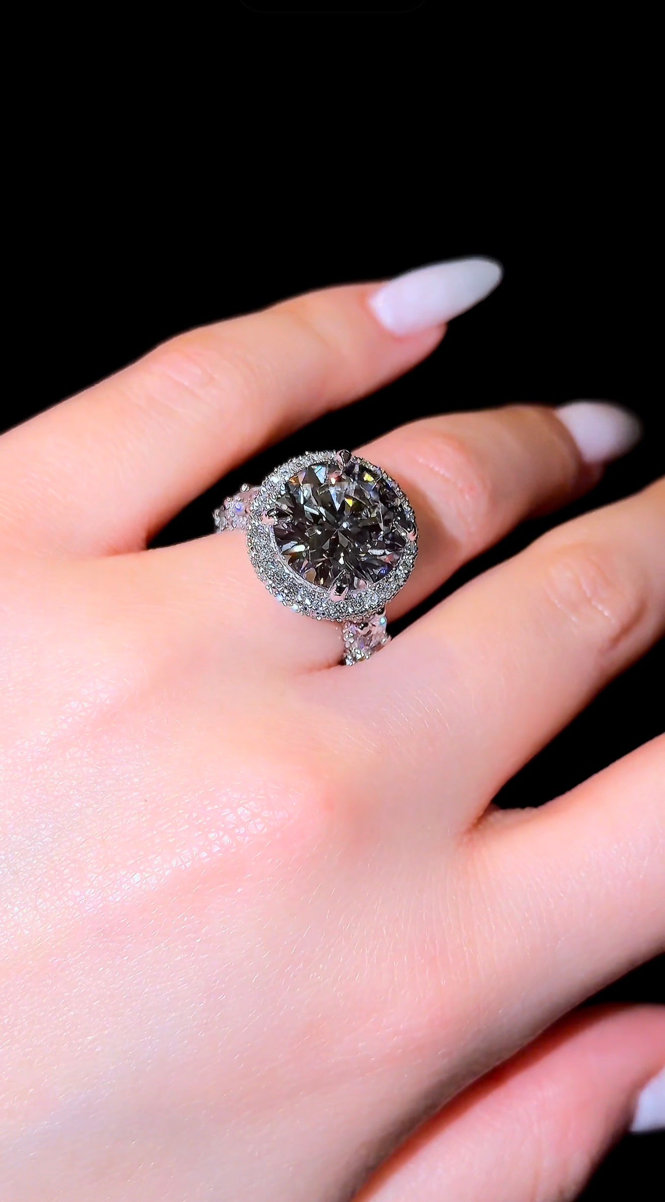 Traditional Round Flower Queen Ring