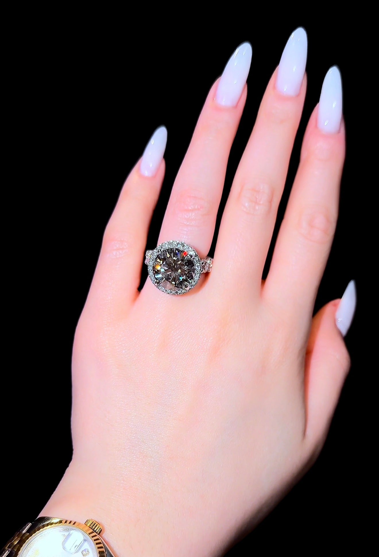 Traditional Round Flower Queen Ring