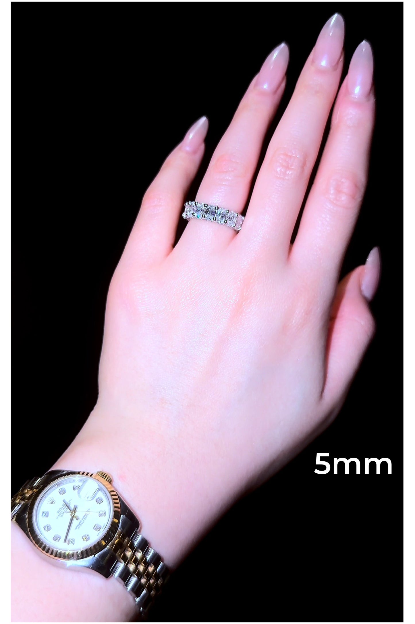 Oval Queen Wedding Band