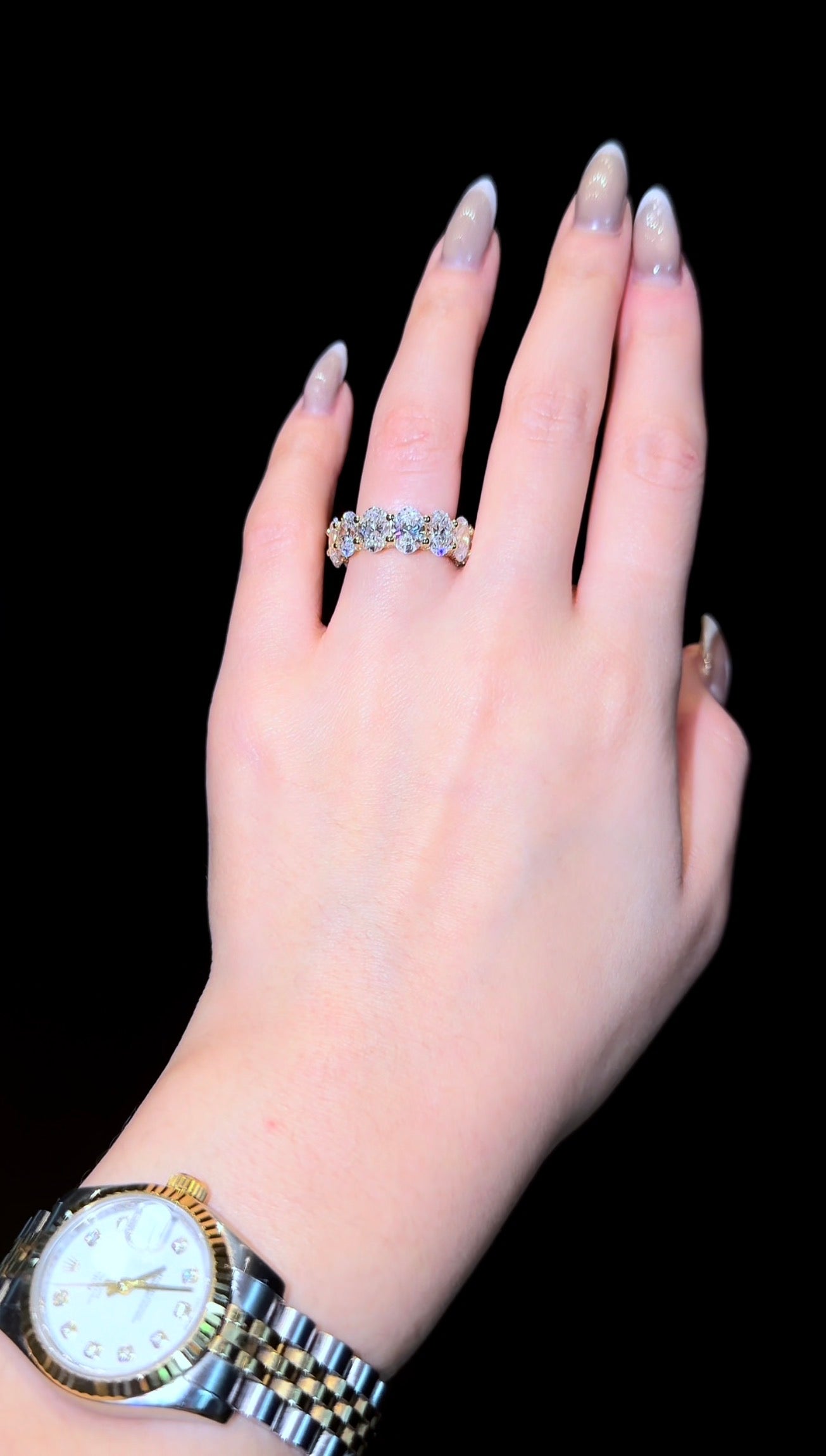 Oval Queen Wedding Band