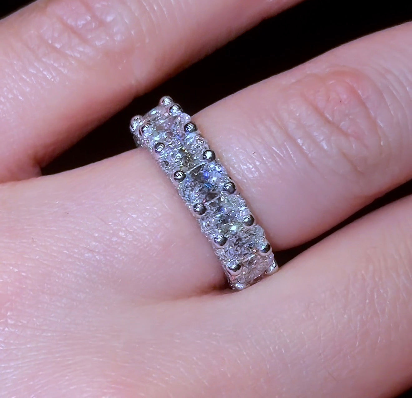 Oval Queen Wedding Band