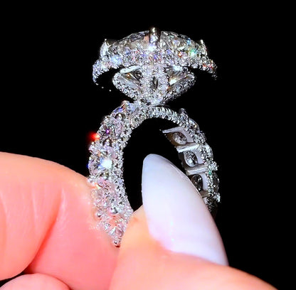 Traditional Round Flower Queen Ring