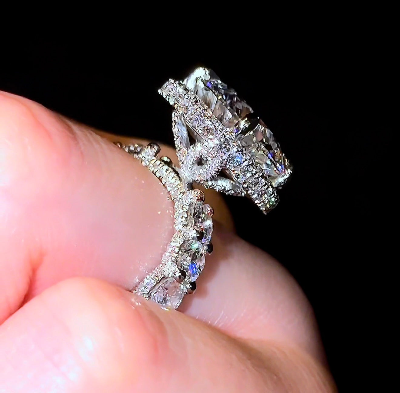 Traditional Round Flower Queen Ring